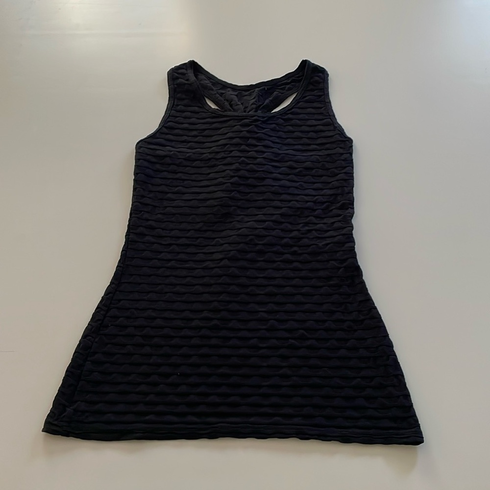 SUKISHUFU black textured racer back tank. Size M.